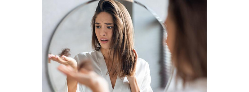 Comprendre la Perte de Cheveux : Deux Types, Diverses Causes et Solutions